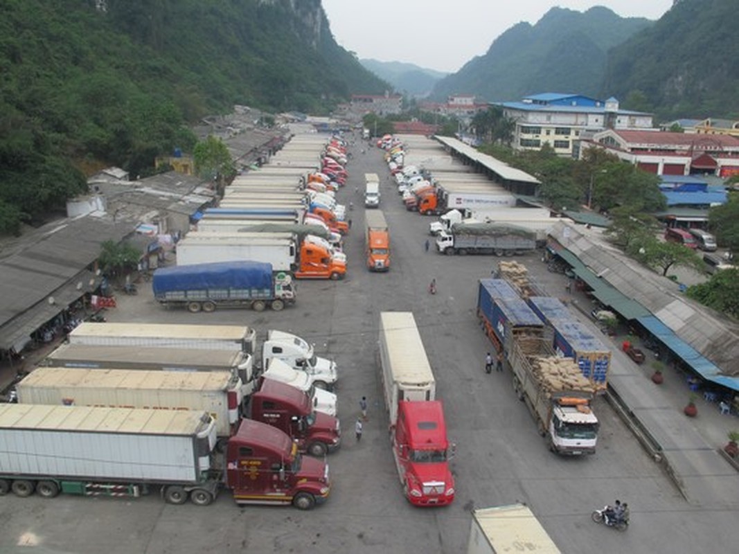 Thanh long, dua hau un tac o cua khau Tan Thanh